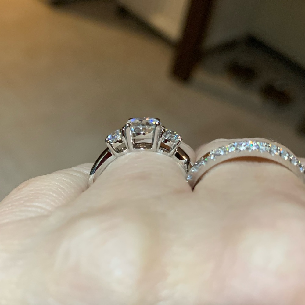 Stunning 1.6 cttw 3 stone brilliant white Moissanite - Picture 3 of 7